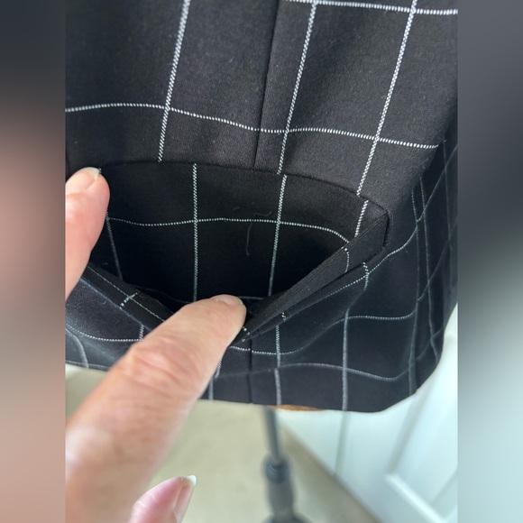 Amanda & Chelsea Black Windowpane Blazer, Size Medium - Picture 8 of 11